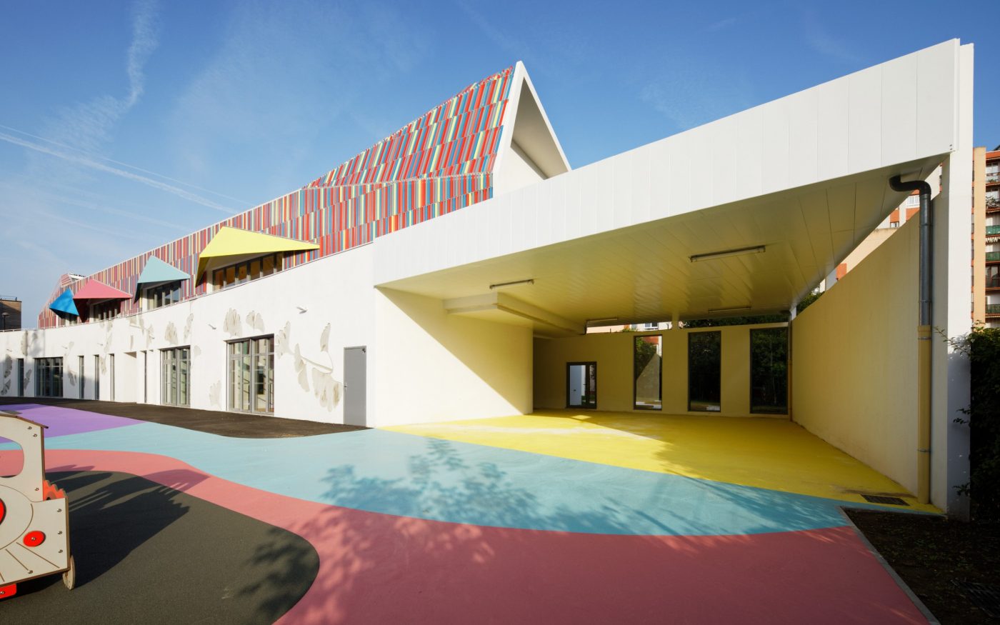 Ecole maternelle de 1325 m2 et bâtiment Haute Qualité Environnementale.  Ecole maternelle Simone Veil, 1 rue Nelson Mandela 94390 VILLIERS SUR MARNE. Panneaux Argeton Barro 50 x 50 Emaillé Rouge, Bleu clair, Jaune, Lilas, Rose.
