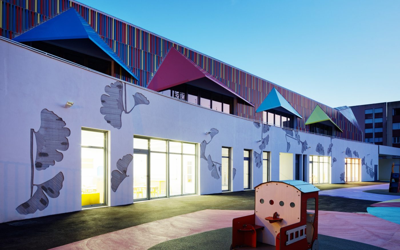 Ecole maternelle de 1325 m2 et bâtiment Haute Qualité Environnementale.  Ecole maternelle Simone Veil, 1 rue Nelson Mandela 94390 VILLIERS SUR MARNE. Panneaux Argeton Barro 50 x 50 Emaillé Rouge, Bleu clair, Jaune, Lilas, Rose.