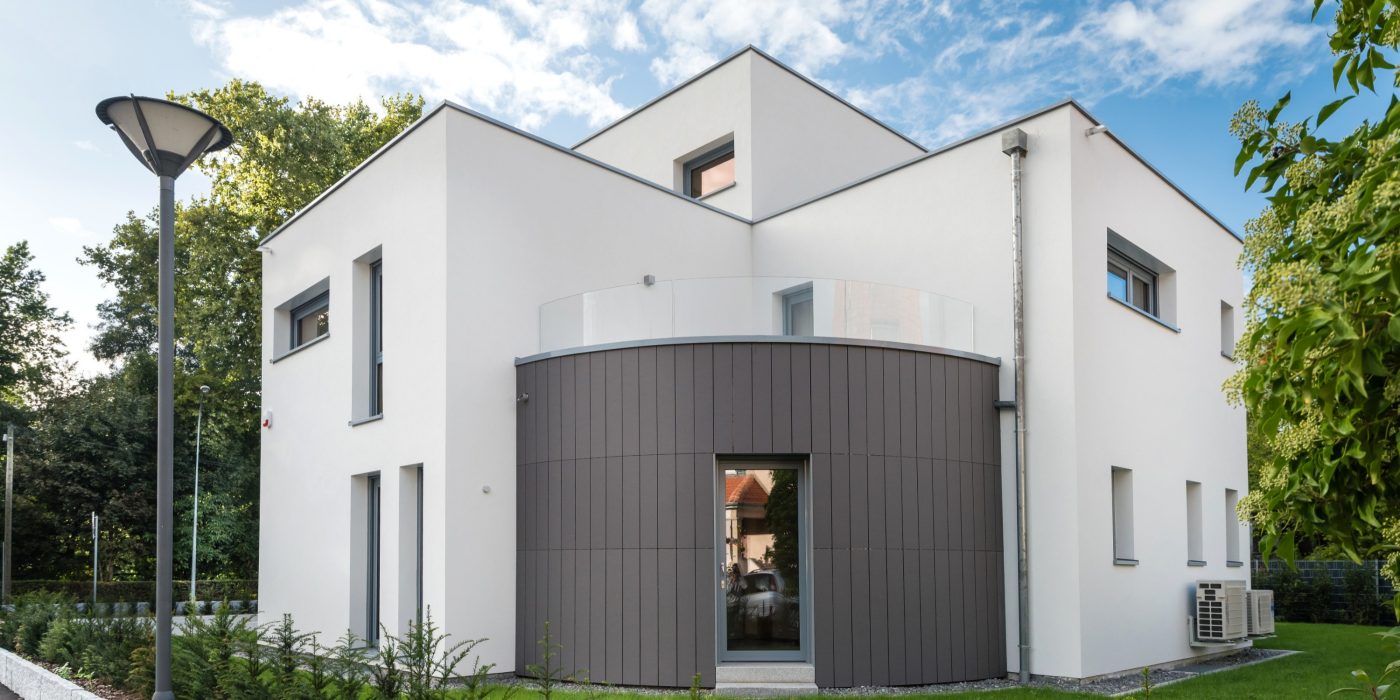 Bureaux avec deux étages. Société Weitel, 9 rue des Bonnes Gens 67400 ILLKIRCH-GRAFFENSTADEN. Panneaux Argeton Altivo Gris Métal & Altivivo Gris Métal.