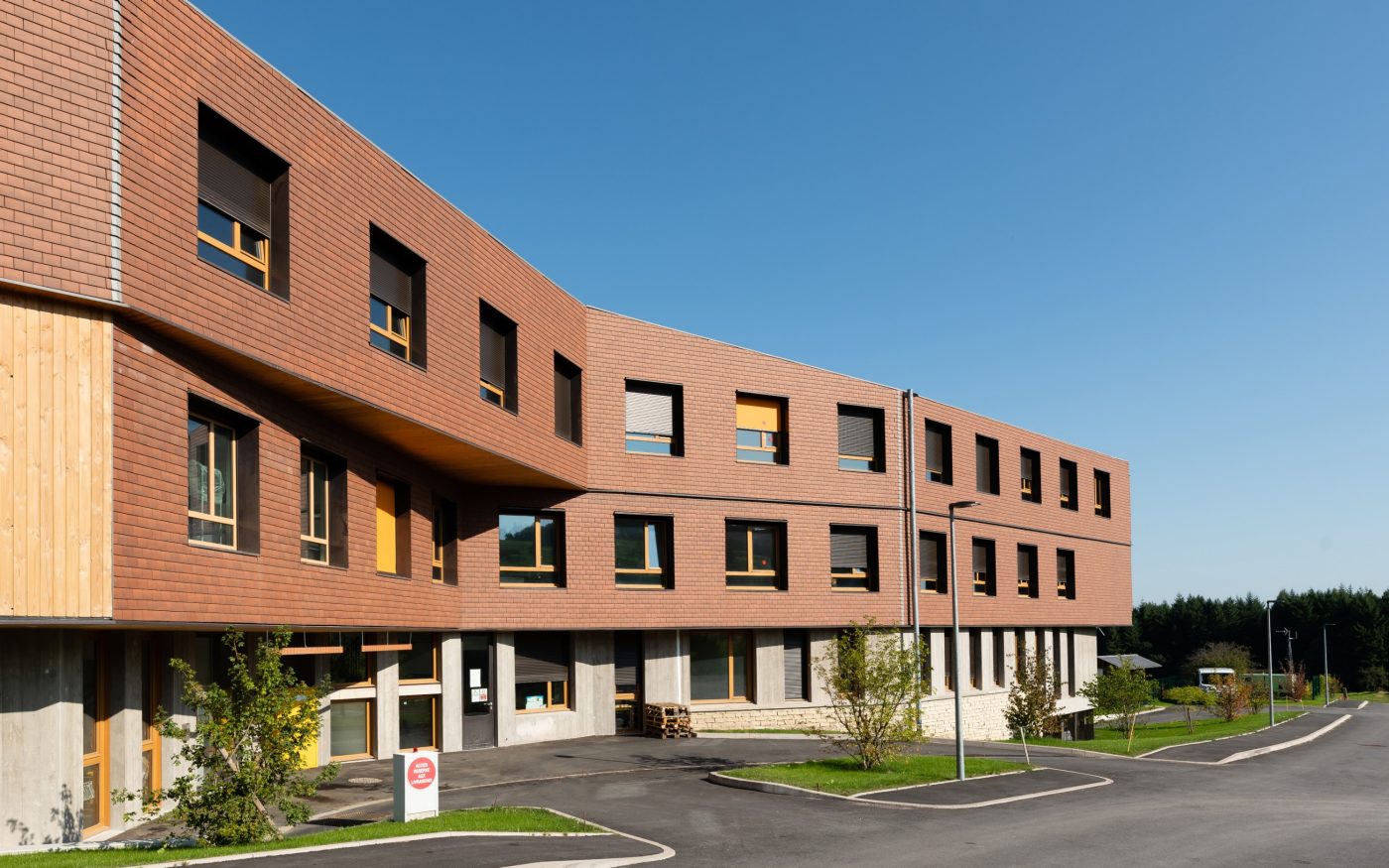 Nouvel ehpad à Xertigny avec les tuiles plates Koramic Plate 301 Toscane