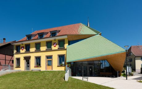 Extension de la marie de Bernwiller en Alsace avec les tuiles plates Koramic 18x38 Écaille Nuancé et Vert