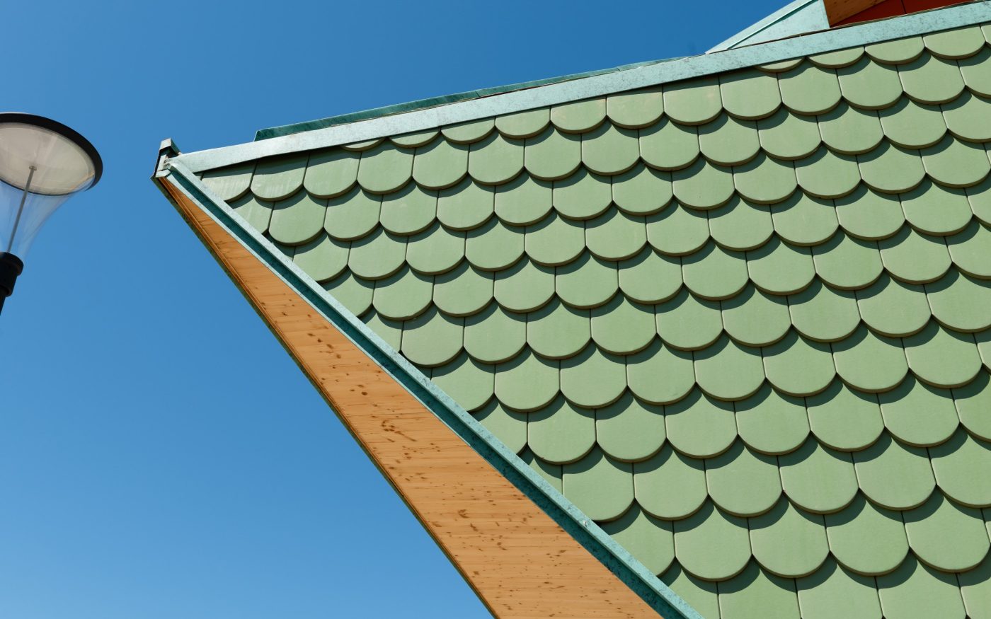 Extension de la marie de Bernwiller en Alsace avec les tuiles plates Koramic 18x38 Écaille Vert