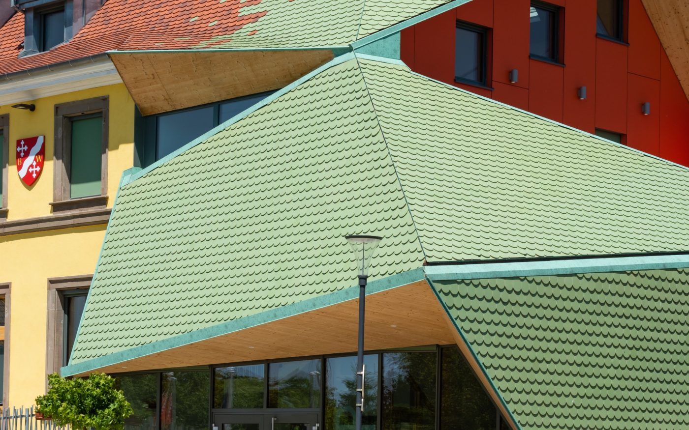 Extension de la marie de Bernwiller en Alsace avec les tuiles plates Koramic 18x38 Écaille Nuancé et Vert