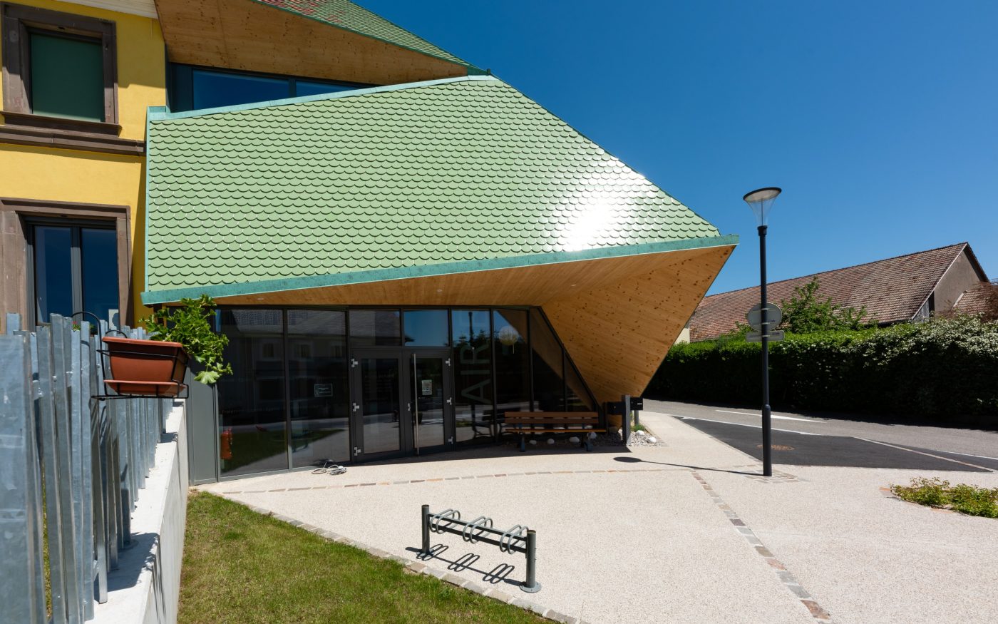 Extension de la marie de Bernwiller en Alsace avec les tuiles plates Koramic 18x38 Écaille Vert