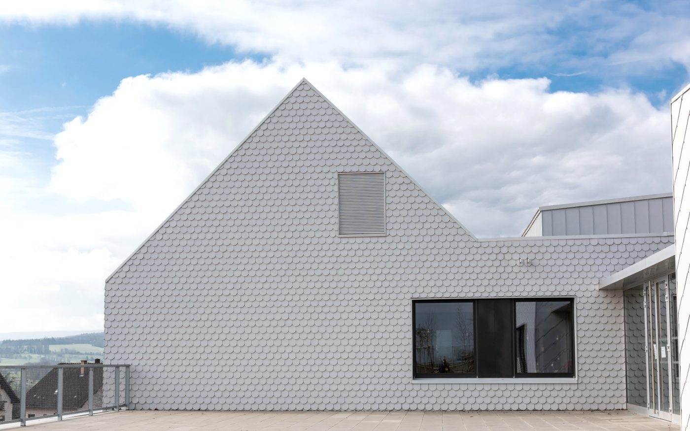 Tuile koramic plate blanche écaille 18x38