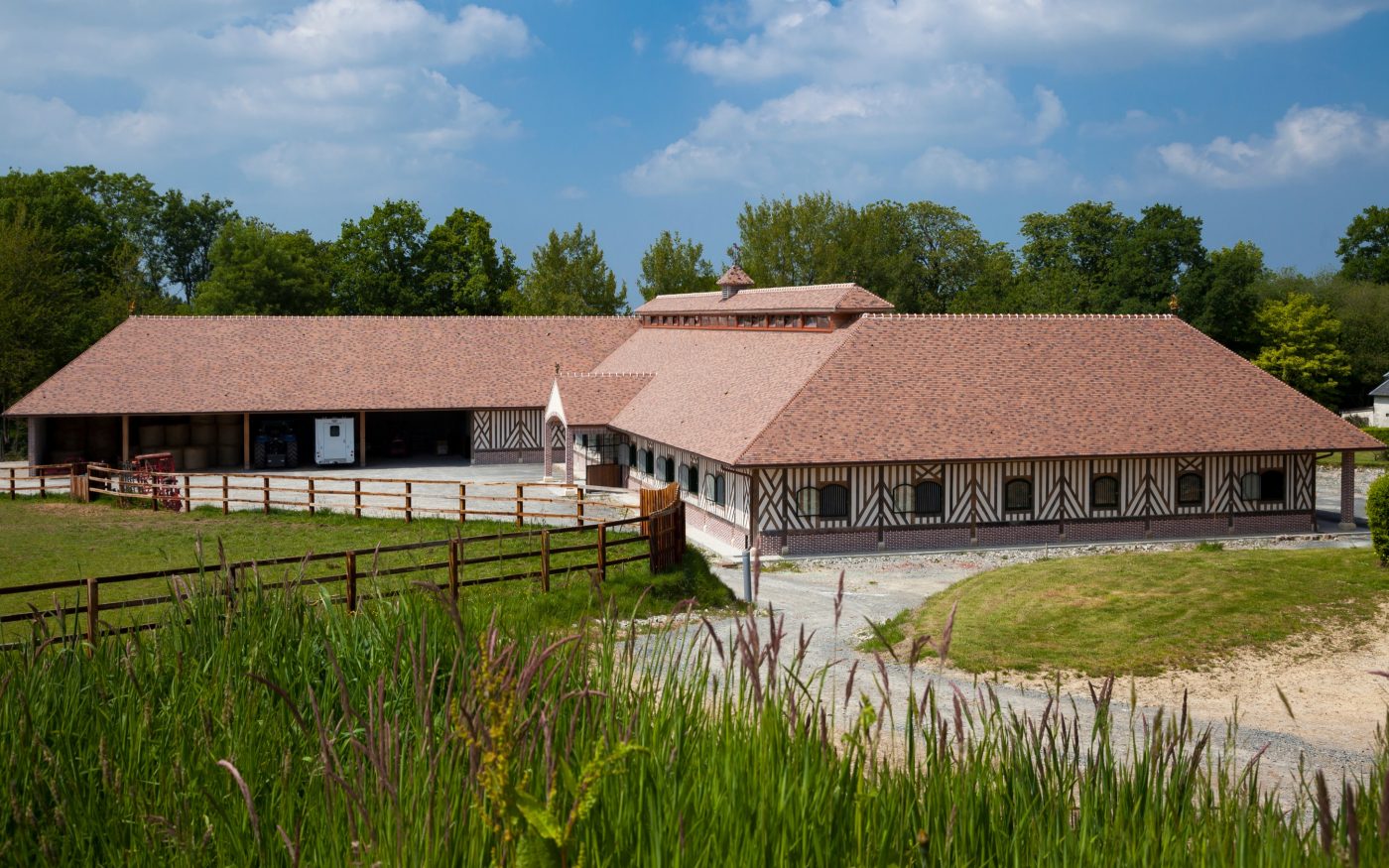 Les écuries Haras des Adelis se trouvent dans un château du 19eme siècle, le château Les Bruyères en Normandie. Haras des Adelis, Château Les Bruyères, Route du Cadran 14340 CAMBREMER. Tuile Koramic Aléonard Saint-Vincent Ambre Foncé (80%), Rouge Obscur (20%).
