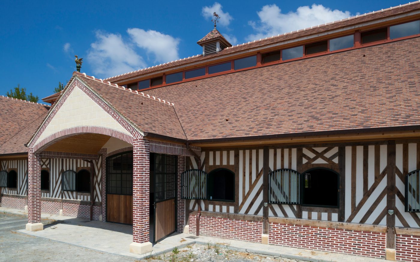 Les écuries Haras des Adelis se trouvent dans un château du 19eme siècle, le château Les Bruyères en Normandie. Haras des Adelis, Château Les Bruyères, Route du Cadran 14340 CAMBREMER. Tuile Koramic Aléonard Saint-Vincent Ambre Foncé (80%), Rouge Obscur (20%).