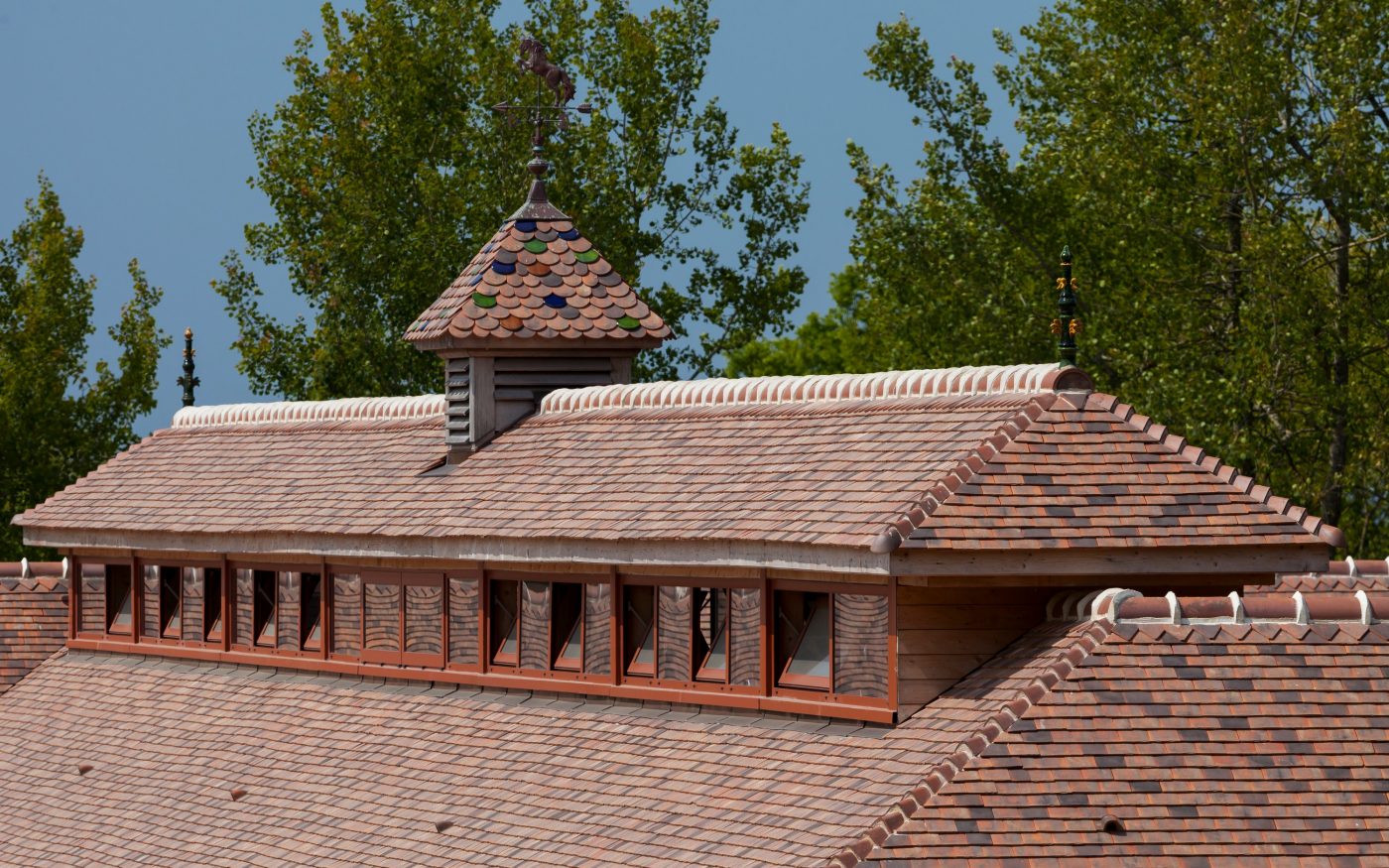 Les écuries Haras des Adelis se trouvent dans un château du 19eme siècle, le château Les Bruyères en Normandie. Haras des Adelis, Château Les Bruyères, Route du Cadran 14340 CAMBREMER. Tuile Koramic Aléonard Saint-Vincent Ambre Foncé (80%), Rouge Obscur (20%).