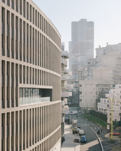 Institut Léonard de Vinci à Nanterre avec les briques Terca Agora Gris Argenté par les architectes LAN, photographies de © Charly Broyez
