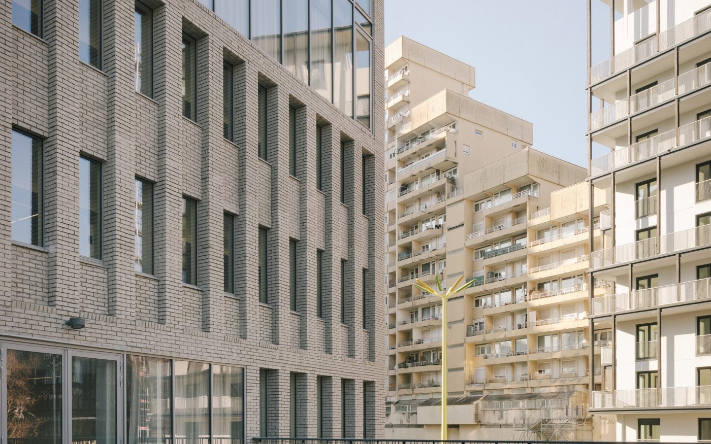 Institut Léonard de Vinci à Nanterre avec les briques Terca Agora Gris Argenté par les architectes LAN, photographies de © Charly Broyez