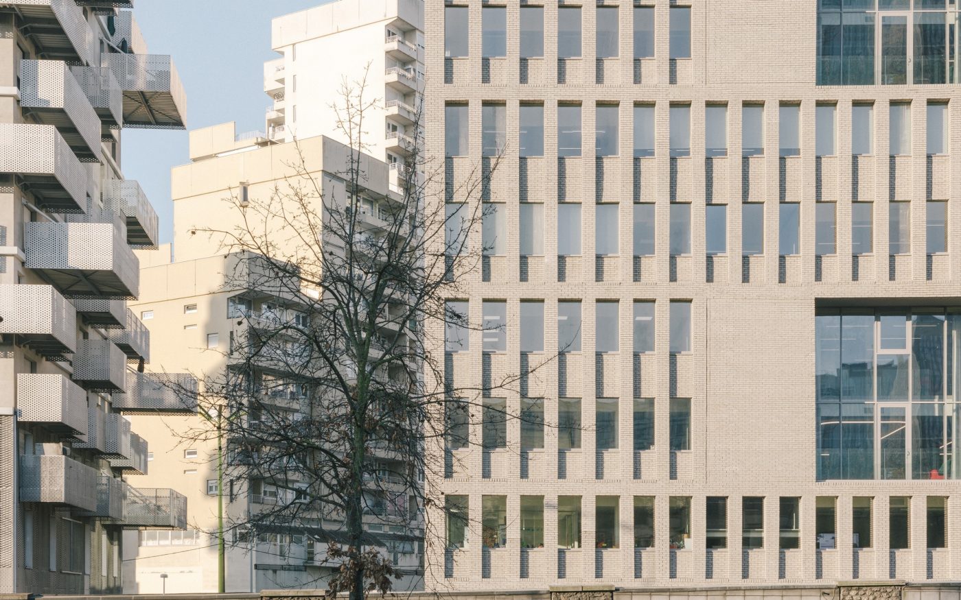 Institut Léonard de Vinci à Nanterre avec les briques Terca Agora Gris Argenté par les architectes LAN, photographies de © Charly Broyez