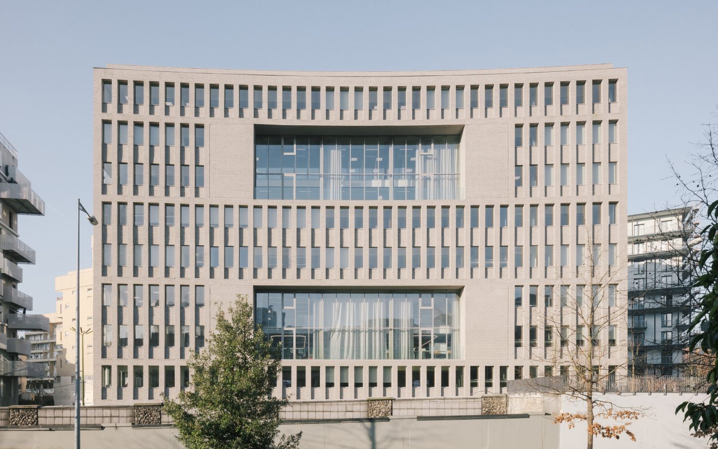 Institut Léonard de Vinci à Nanterre avec les briques Terca Agora Gris Argenté par les architectes LAN, photographies de © Charly Broyez