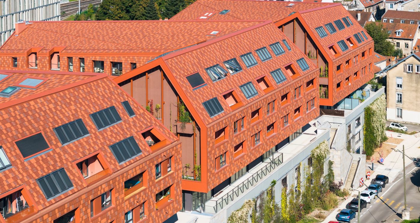 Résidence Génius à Besançon construite avec des tuiles Koramic Actua rouge, nuagé et grésé bourgogne