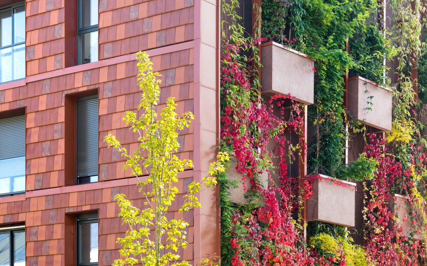 Résidence Génius à Besançon construite avec des tuiles Koramic Actua rouge, nuagé et grésé bourgogne
