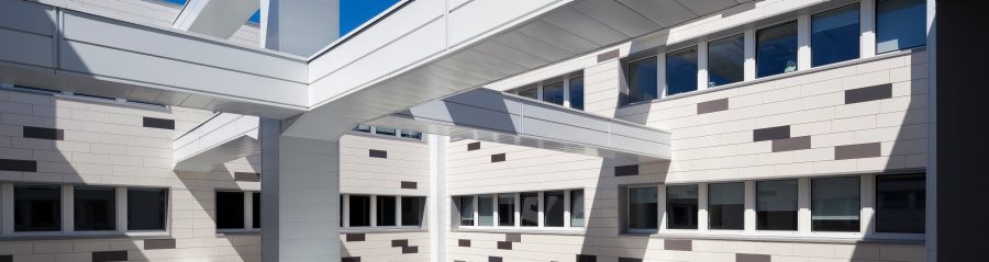 Espace public sur 4 étages. Rue Nationale 59000 Lille. Produits Argelite teintes  blanc carrare, gris basalte, gris métal.