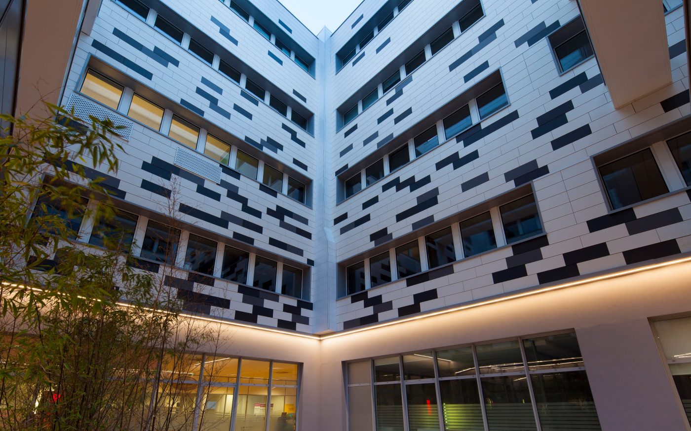 Espace public sur 4 étages. Rue Nationale 59000 Lille. Produits Argelite teintes  blanc carrare, gris basalte, gris métal.