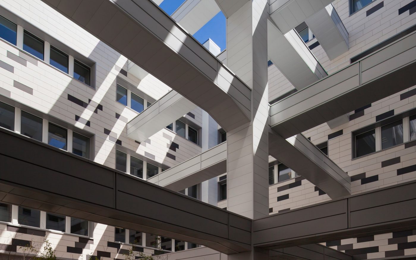 Espace public sur 4 étages. Rue Nationale 59000 Lille. Produits Argelite teintes  blanc carrare, gris basalte, gris métal.