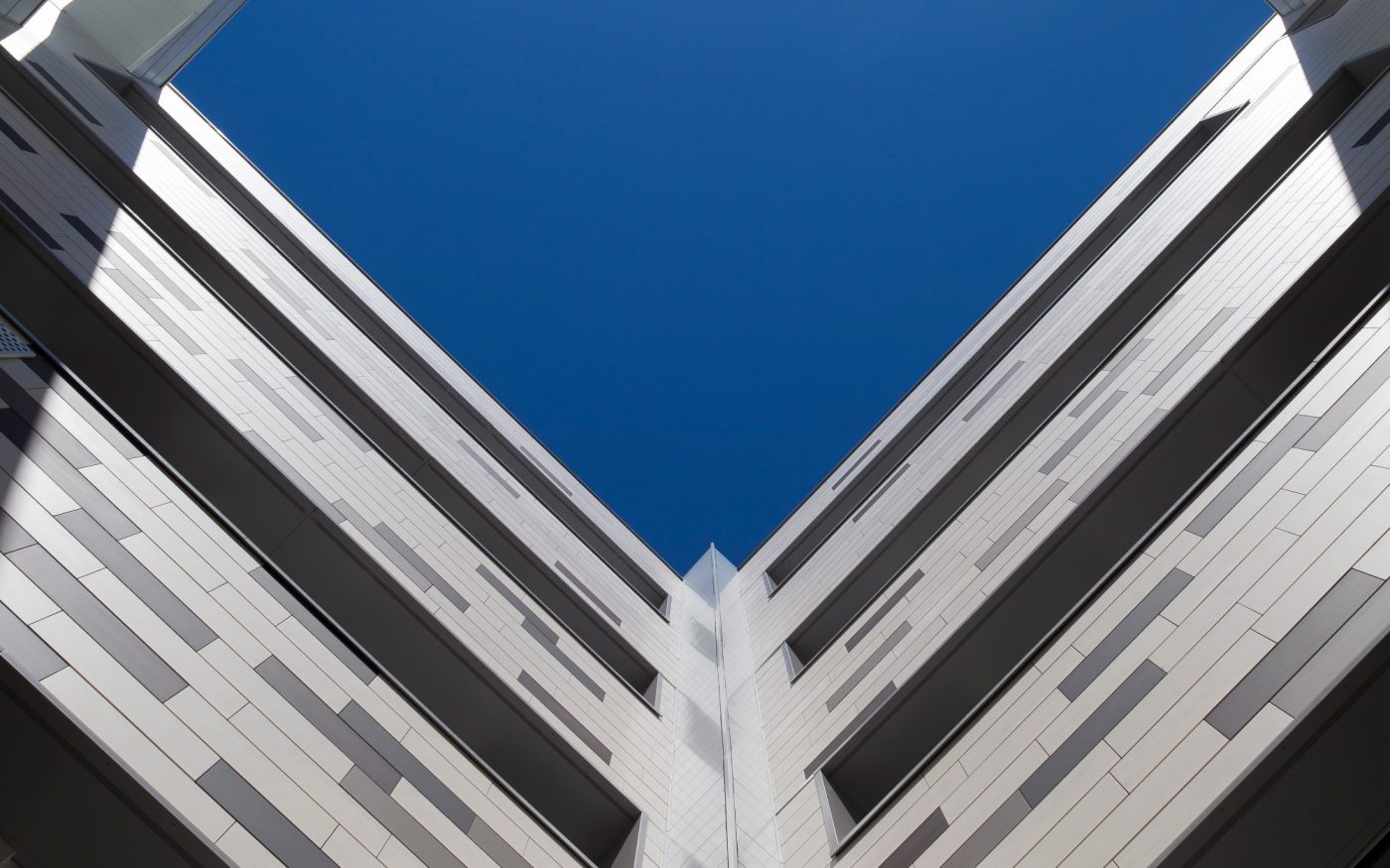 Espace public sur 4 étages. Rue Nationale 59000 Lille. Produits Argelite teintes  blanc carrare, gris basalte, gris métal.