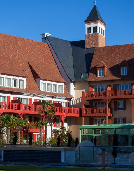 Rénovation de la presqu'île de la Touques en une zone dynamique en construisant une résidence touristique (134 appartements). Résidence de tourisme Pierre & Vacances, Presqu'ile de la Touques DEAUVILLE quai de la Touques. Briques R20th+ Porotherm, Vieux Seclin Terca.