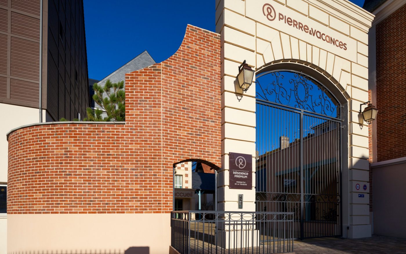 Centre de vacances à Deauville : entrée en briques de façade terre cuite Terca