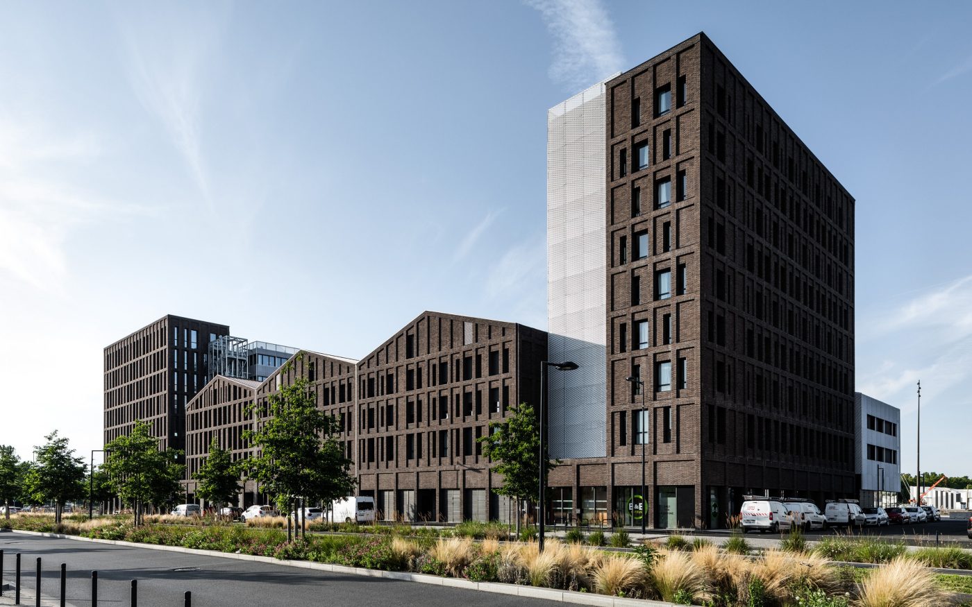 Ilot P11-CAP LEEUWIN à Bordeaux avec la vêture isolante KESS et les briques de parement Terca Pagus brun-noir