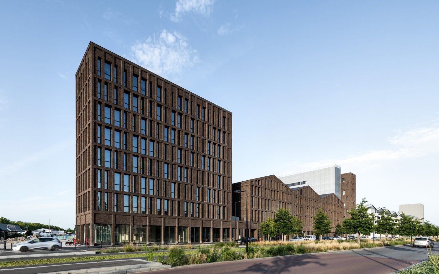 Ilot P11-CAP LEEUWIN à Bordeaux avec la vêture isolante KESS et les briques de parement Terca Pagus brun-noir