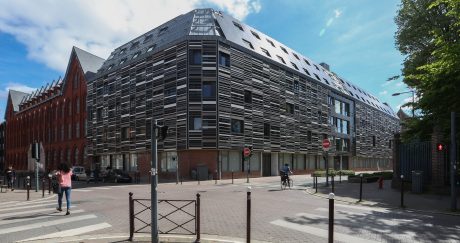 Bâtiment de l'université rénové pour une réhabilitation thermique. Le Rizomm sera producteur, auto-consommateur et fournisseur en énergie. Le RIZOMM - Facultés de l'Université Catholique de Lille, 41 rue du Port 59000 Lille. Panel Argeton Barro Blanc Carrare, Gris Métal, Gris Platine, Noir Volcan, Noir émaillé, Blanc émaillé.