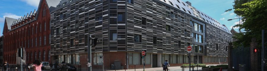 Bâtiment de l'université rénové pour une réhabilitation thermique. Le Rizomm sera producteur, auto-consommateur et fournisseur en énergie. Le RIZOMM - Facultés de l'Université Catholique de Lille, 41 rue du Port 59000 Lille. Panel Argeton Barro Blanc Carrare, Gris Métal, Gris Platine, Noir Volcan, Noir émaillé, Blanc émaillé.