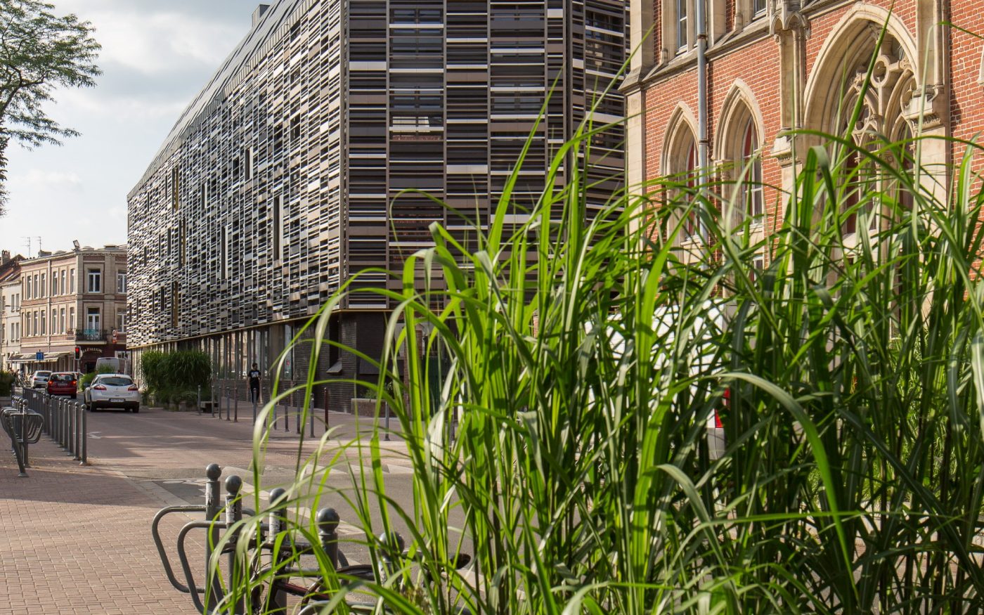 Bâtiment de l'université rénové pour une réhabilitation thermique. Le Rizomm sera producteur, auto-consommateur et fournisseur en énergie. Le RIZOMM - Facultés de l'Université Catholique de Lille, 41 rue du Port 59000 Lille. Panel Argeton Barro Blanc Carrare, Gris Métal, Gris Platine, Noir Volcan, Noir émaillé, Blanc émaillé.