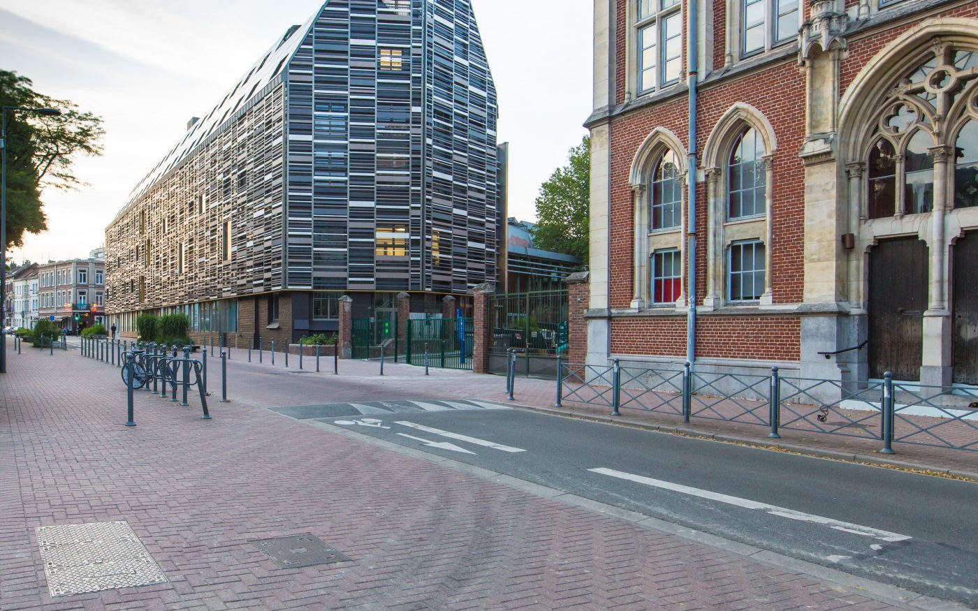 Bâtiment de l'université rénové pour une réhabilitation thermique. Le Rizomm sera producteur, auto-consommateur et fournisseur en énergie. Le RIZOMM - Facultés de l'Université Catholique de Lille, 41 rue du Port 59000 Lille. Panel Argeton Barro Blanc Carrare, Gris Métal, Gris Platine, Noir Volcan, Noir émaillé, Blanc émaillé.