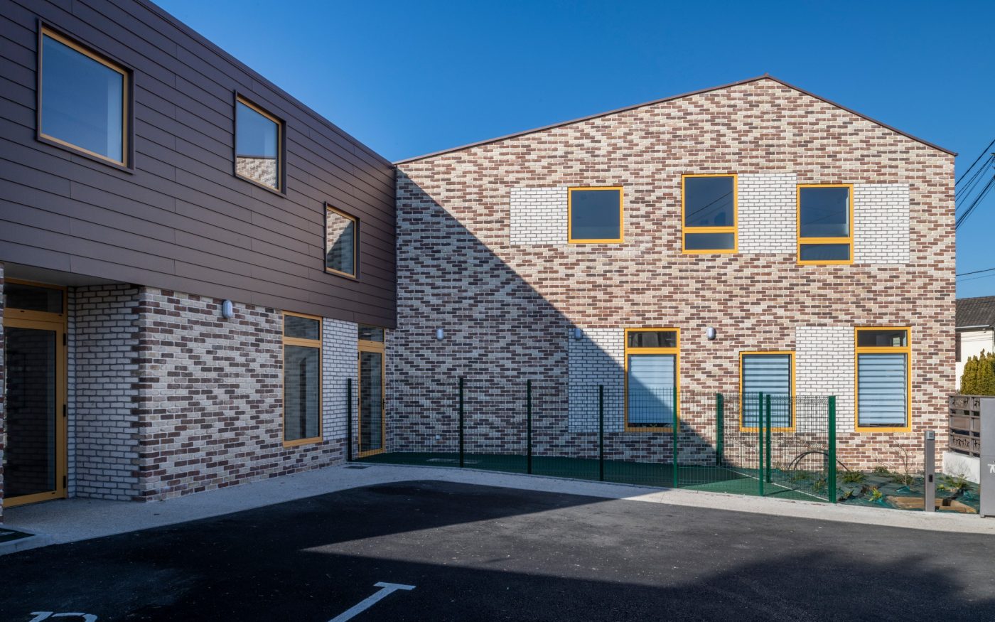 Institut medico-éducatif avec un étage. Coût : 870 000€ HT. La partie neuve représente 340m² et la partie réhabilitée 229m². . IME & SESSAD L’Oasis, 28 avenue de Verdun 77290  MITRY MORY. Briques de façade Terca Blérot rétro, Agora Super blanc, Pastorale. Briques de construction Porotherm  CLIMAmur 30. 