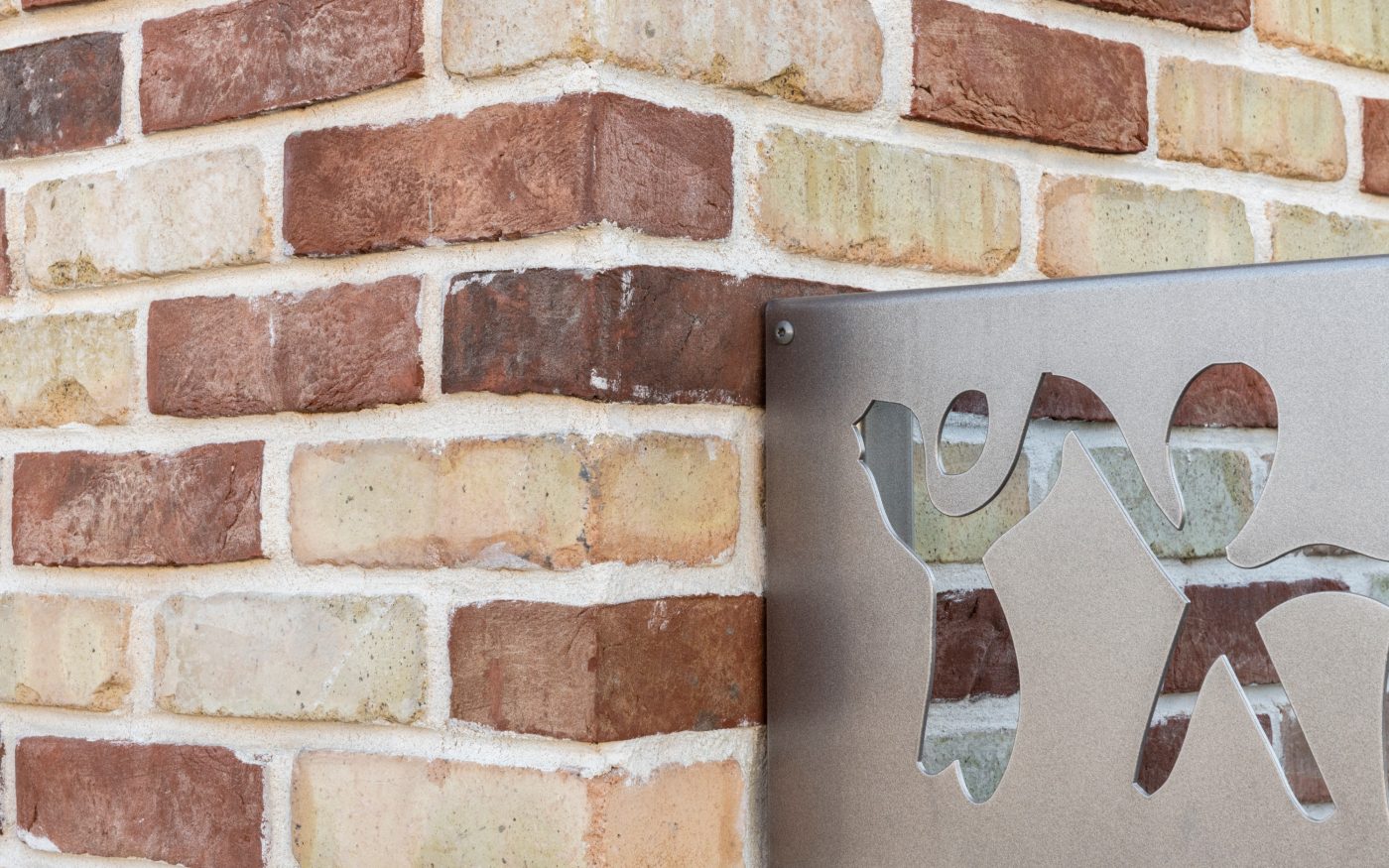 Institut medico-éducatif avec un étage. Coût : 870 000€ HT. La partie neuve représente 340m² et la partie réhabilitée 229m². . IME & SESSAD L’Oasis, 28 avenue de Verdun 77290  MITRY MORY. Briques de façade Terca Blérot rétro, Agora Super blanc, Pastorale. Briques de construction Porotherm  CLIMAmur 30. 