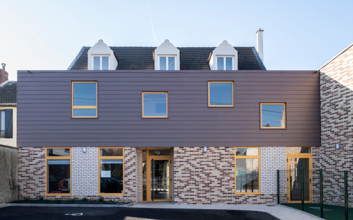 Institut medico-éducatif avec un étage. Coût : 870 000€ HT. La partie neuve représente 340m² et la partie réhabilitée 229m². . IME & SESSAD L’Oasis, 28 avenue de Verdun 77290  MITRY MORY. Briques de façade Terca Blérot rétro, Agora Super blanc, Pastorale. Briques de construction Porotherm  CLIMAmur 30. 