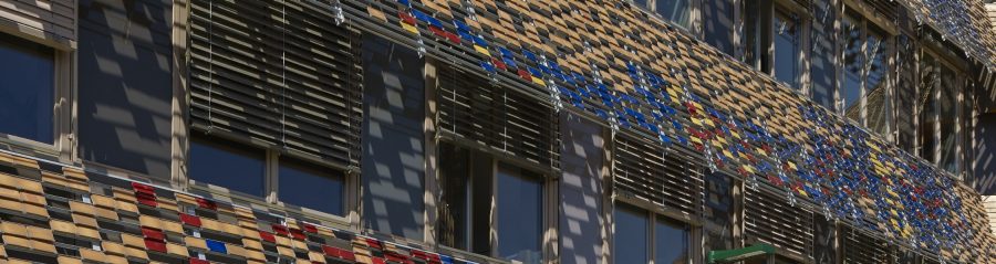 Extension du pôle recherche de l'université de Pau. Surface : 3600 m2. Certifications BBC et RT 2012. 25 500 tuiles émaillées Koramic : jaune, rouge et bleu. Gagnant du Grand prix "La Tuile Terre Cuite Architendance" dans la catégorie bâtiment tertiaire.