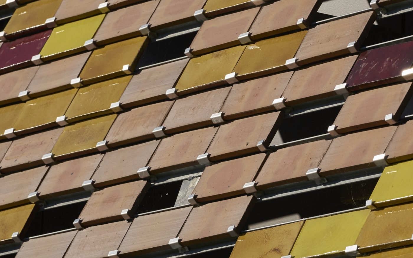 Extension du pôle recherche de l'université de Pau. Surface : 3600 m2. Certifications BBC et RT 2012. 25 500 tuiles émaillées Koramic : jaune, rouge et bleu. Gagnant du Grand prix "La Tuile Terre Cuite Architendance" dans la catégorie bâtiment tertiaire.