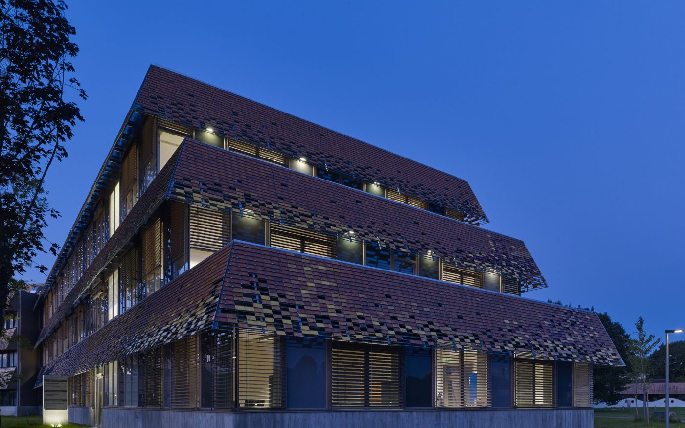 Extension du pôle recherche de l'université de Pau. Surface : 3600 m2. Certifications BBC et RT 2012. 25 500 tuiles émaillées Koramic : jaune, rouge et bleu. Gagnant du Grand prix "La Tuile Terre Cuite Architendance" dans la catégorie bâtiment tertiaire.