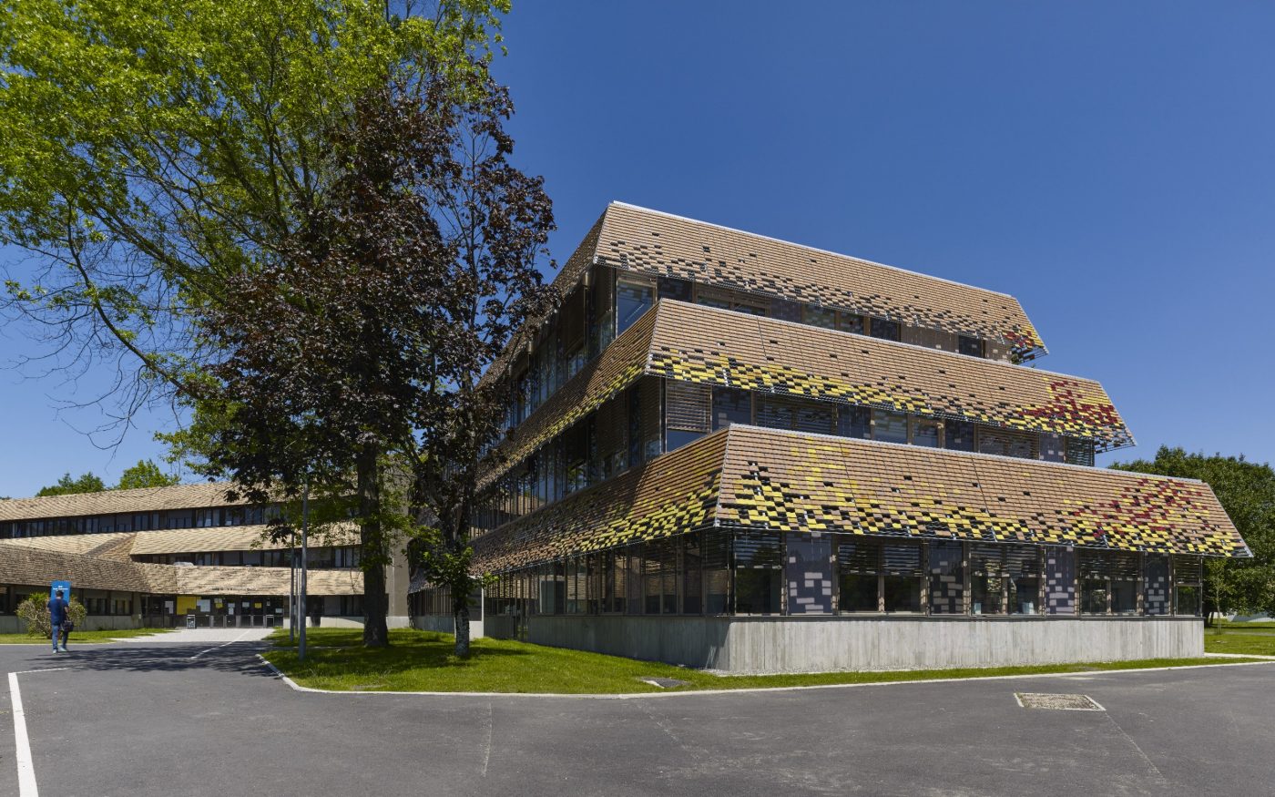 Extension du pôle recherche de l'université de Pau. Surface : 3600 m2. Certifications BBC et RT 2012. 25 500 tuiles émaillées Koramic : jaune, rouge et bleu. Gagnant du Grand prix "La Tuile Terre Cuite Architendance" dans la catégorie bâtiment tertiaire.