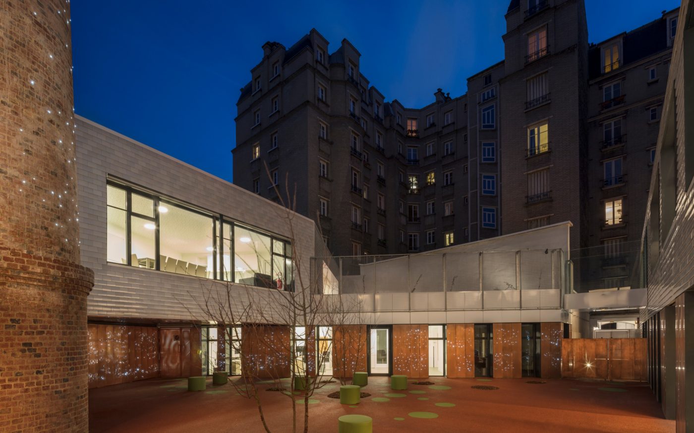 Structure multi-acceuil avec un seul étage.  La Villa Vauvenargues, Pôle enfance avec structure multi-accueil (120 berceaux, accueil de familles fragilisées, crèche associative, crèche faimiale), 10 rue Vauvenargues 75018 PARIS. Tuile Koramic Plate 301 17 x 27 Blanc Emaillé, 3 nuances.