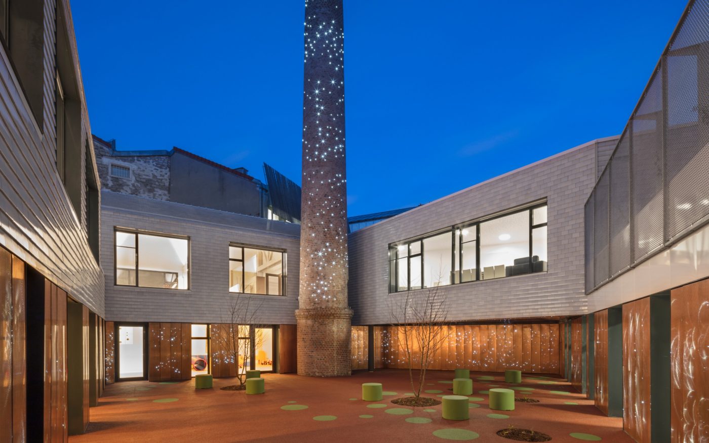 Structure multi-acceuil avec un seul étage.  La Villa Vauvenargues, Pôle enfance avec structure multi-accueil (120 berceaux, accueil de familles fragilisées, crèche associative, crèche faimiale), 10 rue Vauvenargues 75018 PARIS. Tuile Koramic Plate 301 17 x 27 Blanc Emaillé, 3 nuances.