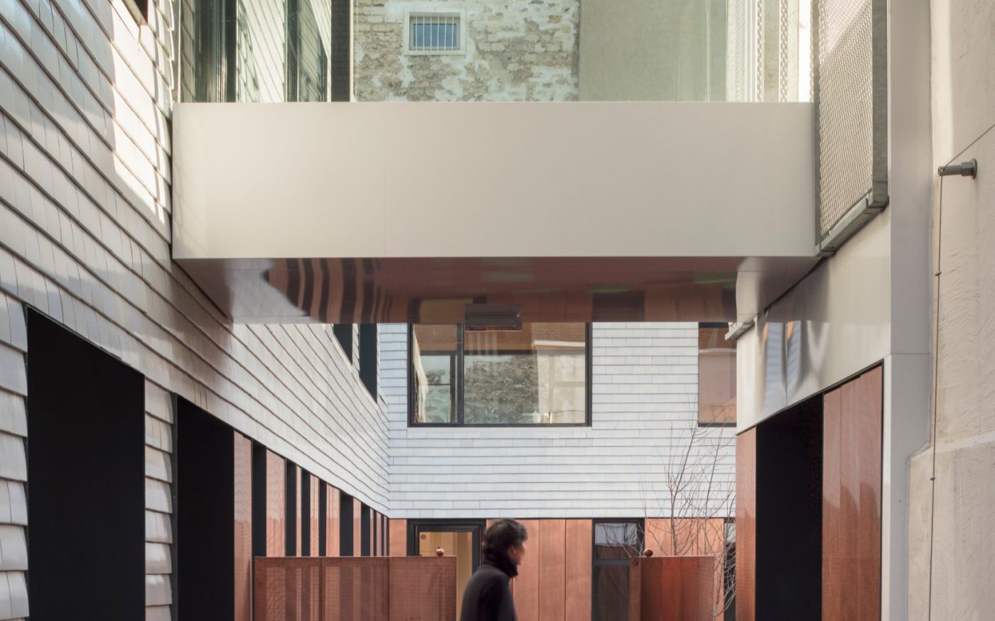 Structure multi-acceuil avec un seul étage.  La Villa Vauvenargues, Pôle enfance avec structure multi-accueil (120 berceaux, accueil de familles fragilisées, crèche associative, crèche faimiale), 10 rue Vauvenargues 75018 PARIS. Tuile Koramic Plate 301 17 x 27 Blanc Emaillé, 3 nuances.