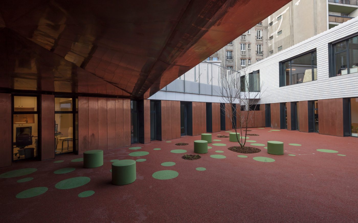 Structure multi-acceuil avec un seul étage.  La Villa Vauvenargues, Pôle enfance avec structure multi-accueil (120 berceaux, accueil de familles fragilisées, crèche associative, crèche faimiale), 10 rue Vauvenargues 75018 PARIS. Tuile Koramic Plate 301 17 x 27 Blanc Emaillé, 3 nuances.