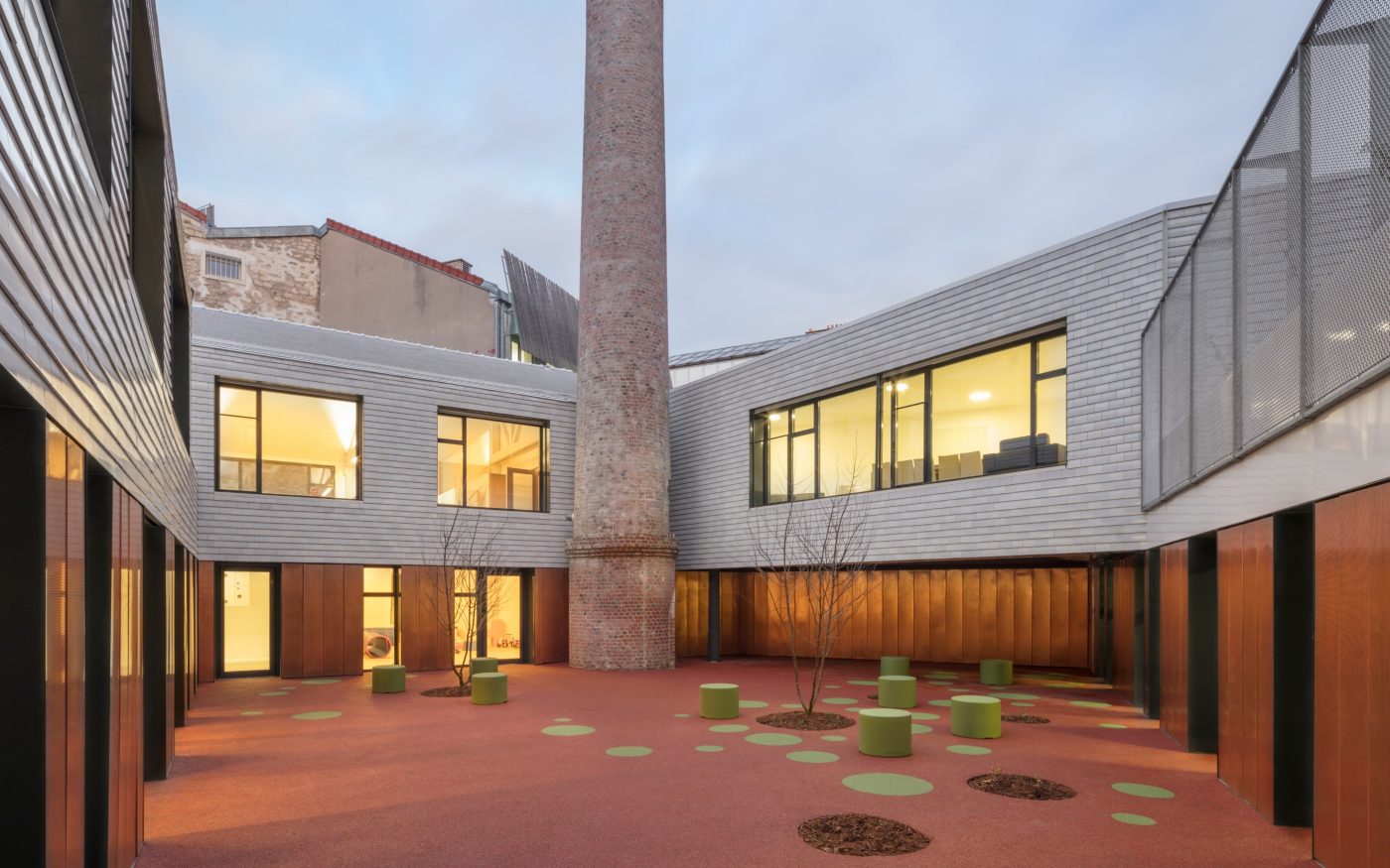 Structure multi-acceuil avec un seul étage.  La Villa Vauvenargues, Pôle enfance avec structure multi-accueil (120 berceaux, accueil de familles fragilisées, crèche associative, crèche faimiale), 10 rue Vauvenargues 75018 PARIS. Tuile Koramic Plate 301 17 x 27 Blanc Emaillé, 3 nuances.