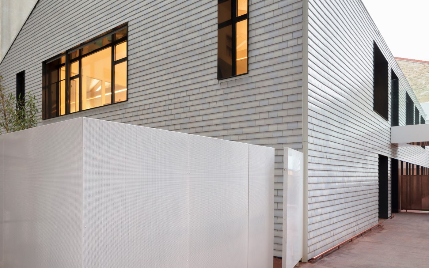 Structure multi-acceuil avec un seul étage.  La Villa Vauvenargues, Pôle enfance avec structure multi-accueil (120 berceaux, accueil de familles fragilisées, crèche associative, crèche faimiale), 10 rue Vauvenargues 75018 PARIS. Tuile Koramic Plate 301 17 x 27 Blanc Emaillé, 3 nuances.