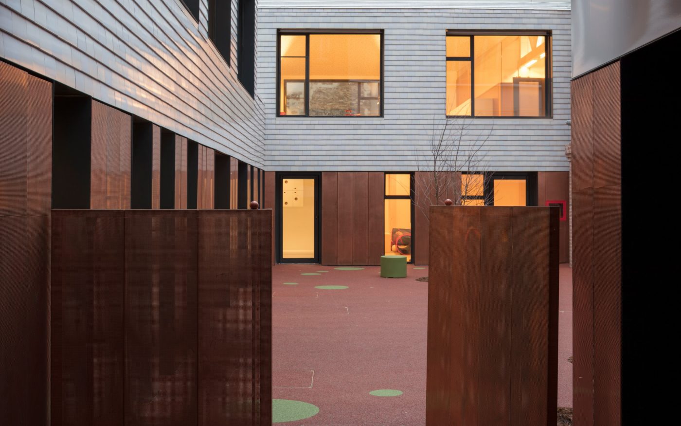 Structure multi-acceuil avec un seul étage.  La Villa Vauvenargues, Pôle enfance avec structure multi-accueil (120 berceaux, accueil de familles fragilisées, crèche associative, crèche faimiale), 10 rue Vauvenargues 75018 PARIS. Tuile Koramic Plate 301 17 x 27 Blanc Emaillé, 3 nuances.