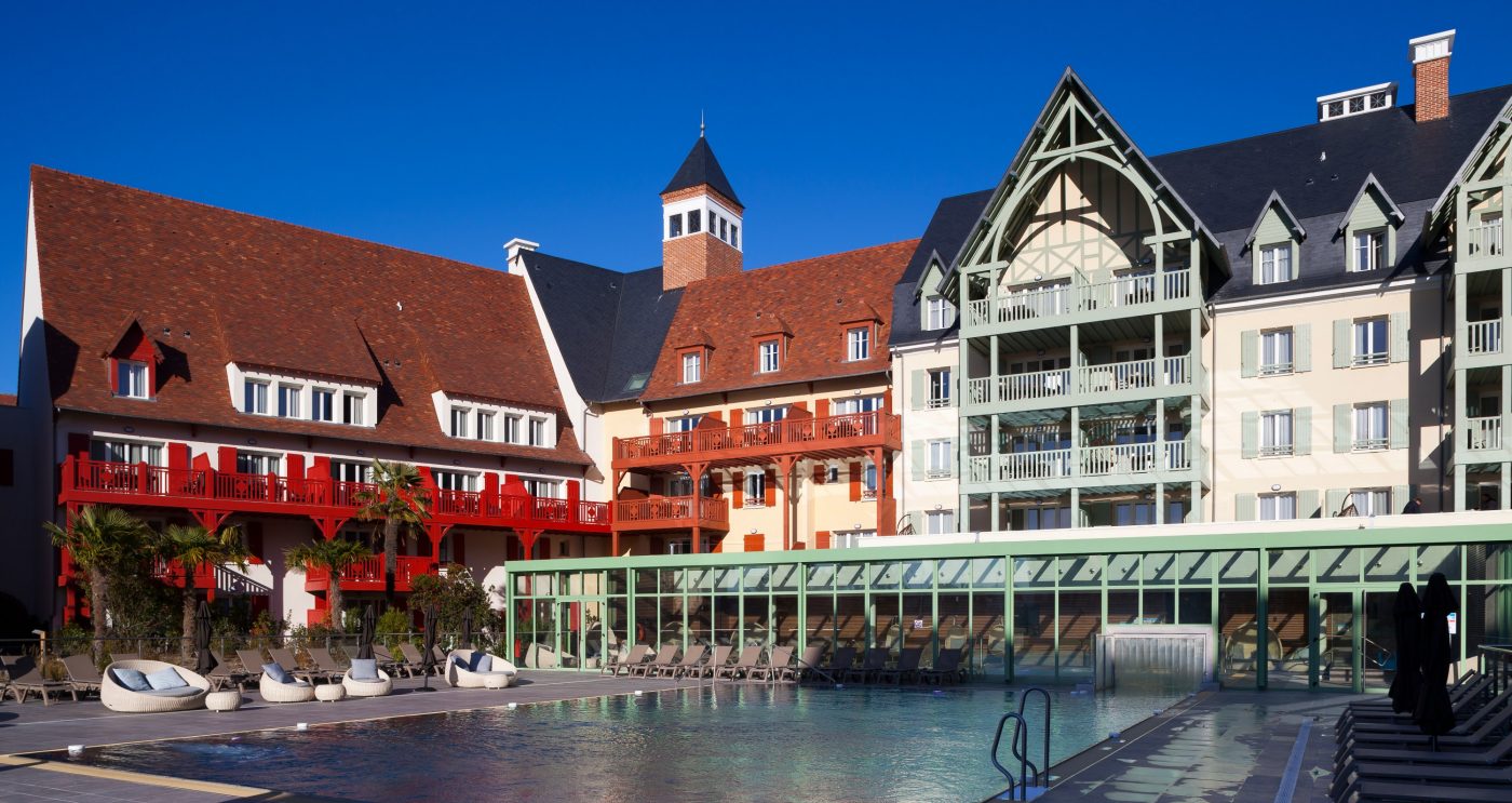 Rénovation de la presqu'île de la Touques en une zone dynamique en construisant une résidence touristique (134 appartements). Résidence de tourisme Pierre & Vacances, Presqu'ile de la Touques DEAUVILLE quai de la Touques. Briques R20th+ Porotherm, Vieux Seclin Terca.