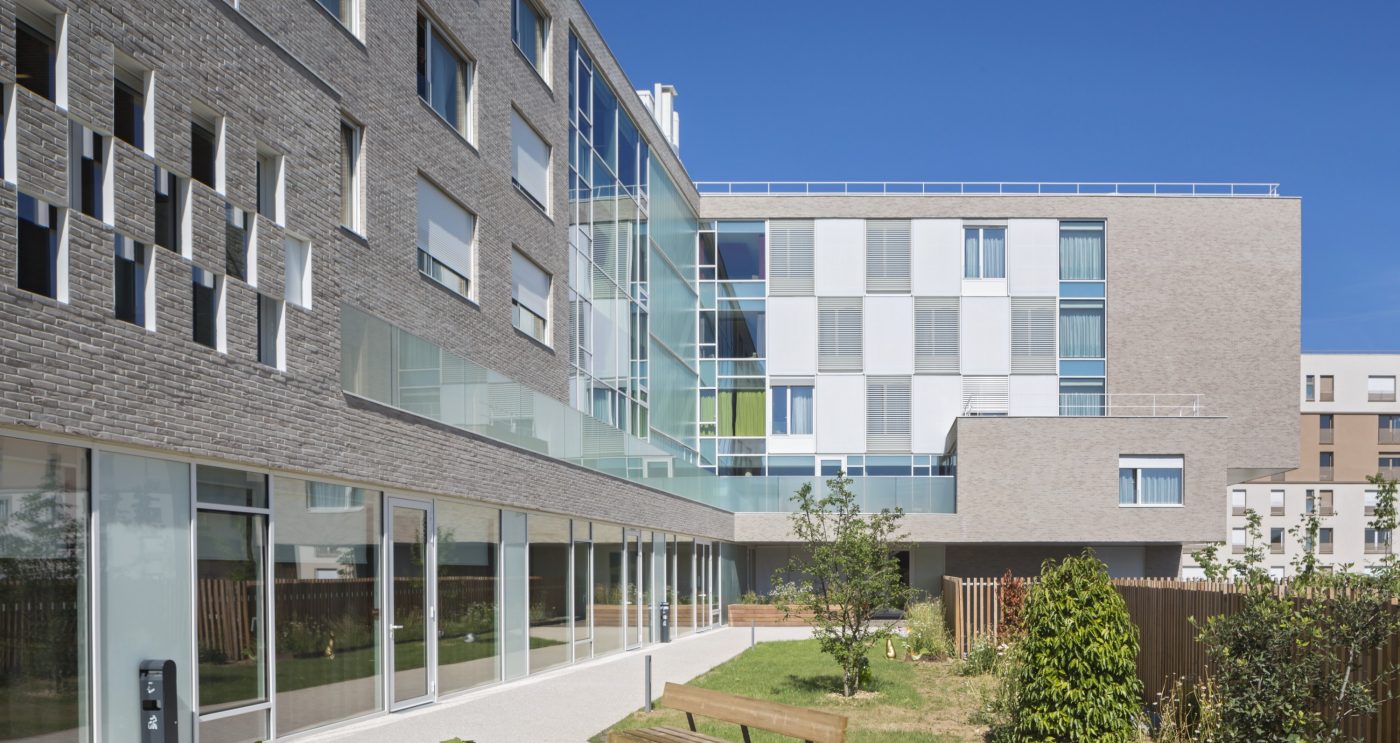 Résidence médicalisée pour personnes âgées avec quatre étages. Résidence médicalisée Leopold Bellan, 6 rue des Coudes-Cornettes 93230 Romainville. Brique Terca Forum Prata Nuancée.