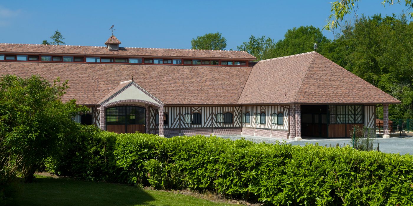Les écuries Haras des Adelis se trouvent dans un château du 19eme siècle, le château Les Bruyères en Normandie. Haras des Adelis, Château Les Bruyères, Route du Cadran 14340 CAMBREMER. Tuile Koramic Aléonard Saint-Vincent Ambre Foncé (80%), Rouge Obscur (20%).