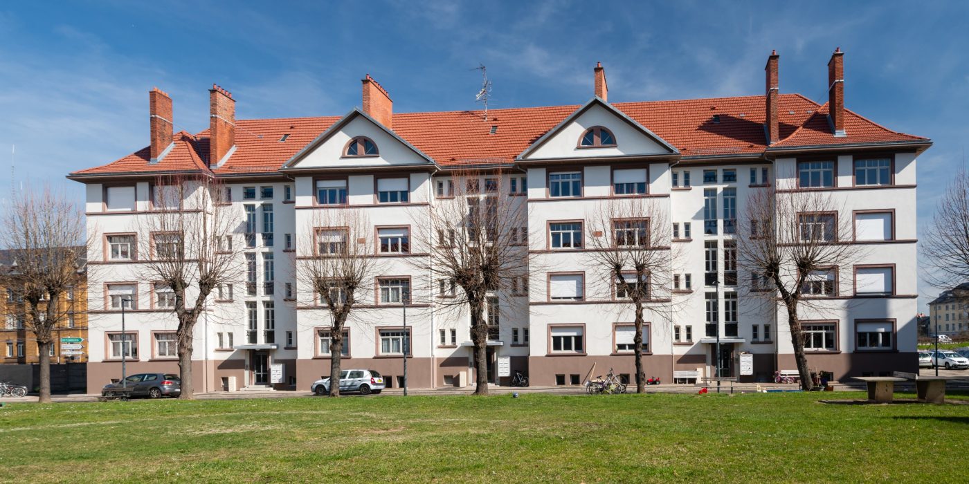 Deux bâtiments de logements collectifs avec trois niveaux. Résidence Marcot, STRASBOURG.Tuile Koramic Tradi 12 Nuagé.