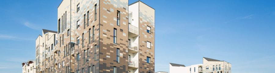 Logement collectif avec 50 logements. 3682 m² SP 5.15 M€ HT. Mise en oeuvre bardage de 2400 m2. Ilot C9, ZAC du Grand Large - Neptune 59140 DUNKERQUE. Panneaux Argeton Argelite 200/640 Gris Volcan, Gris minéral, Gris clair, Bleu glacier, Blanc perle.