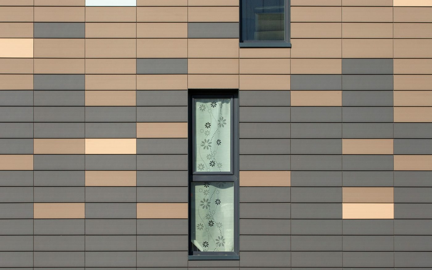 Logement collectif avec 50 logements. 3682 m² SP 5.15 M€ HT. Mise en oeuvre bardage de 2400 m2. Ilot C9, ZAC du Grand Large - Neptune 59140 DUNKERQUE. Panneaux Argeton Argelite 200/640 Gris Volcan, Gris minéral, Gris clair, Bleu glacier, Blanc perle.